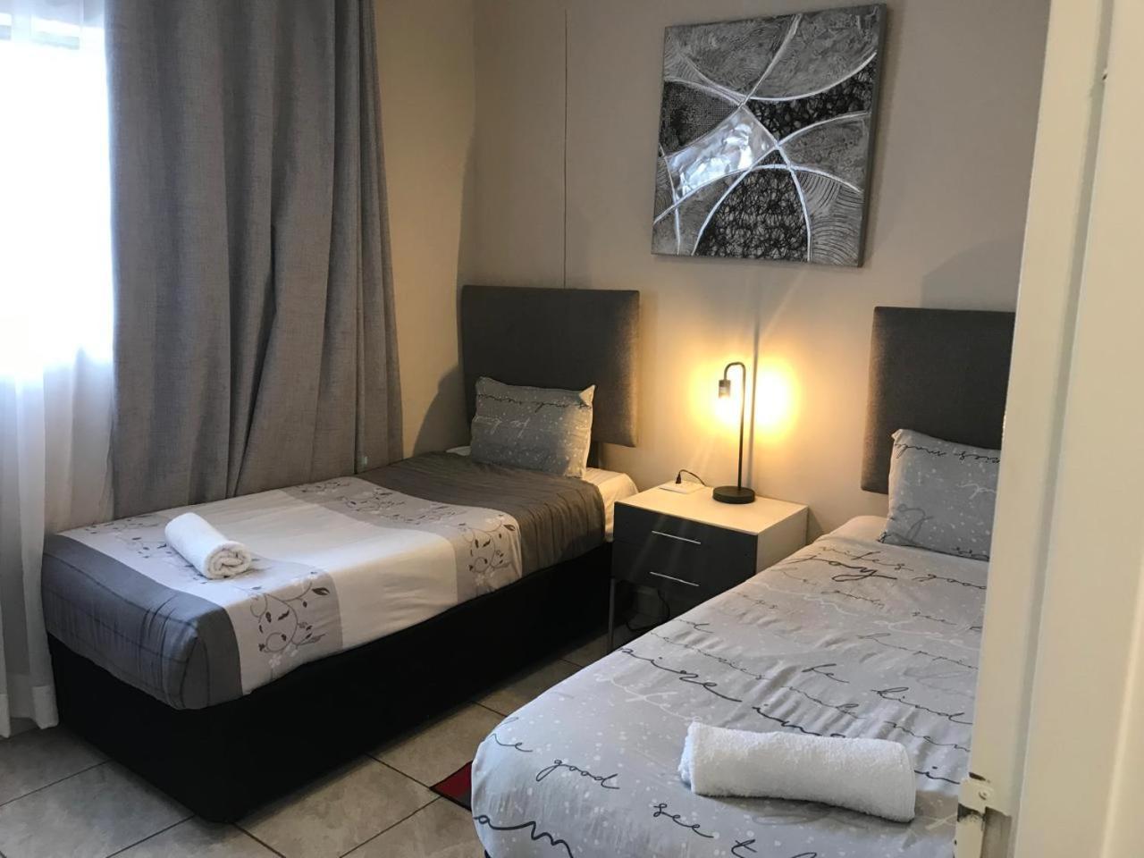 Menlyn Maine Apartments, Menlyn Place Pretoria-Noord Esterno foto